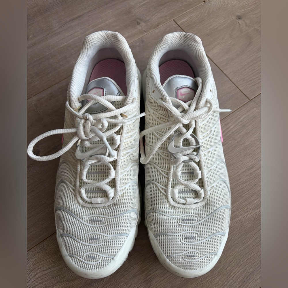 Nike White Mesh Women's Sneakers with Pink Swoosh
